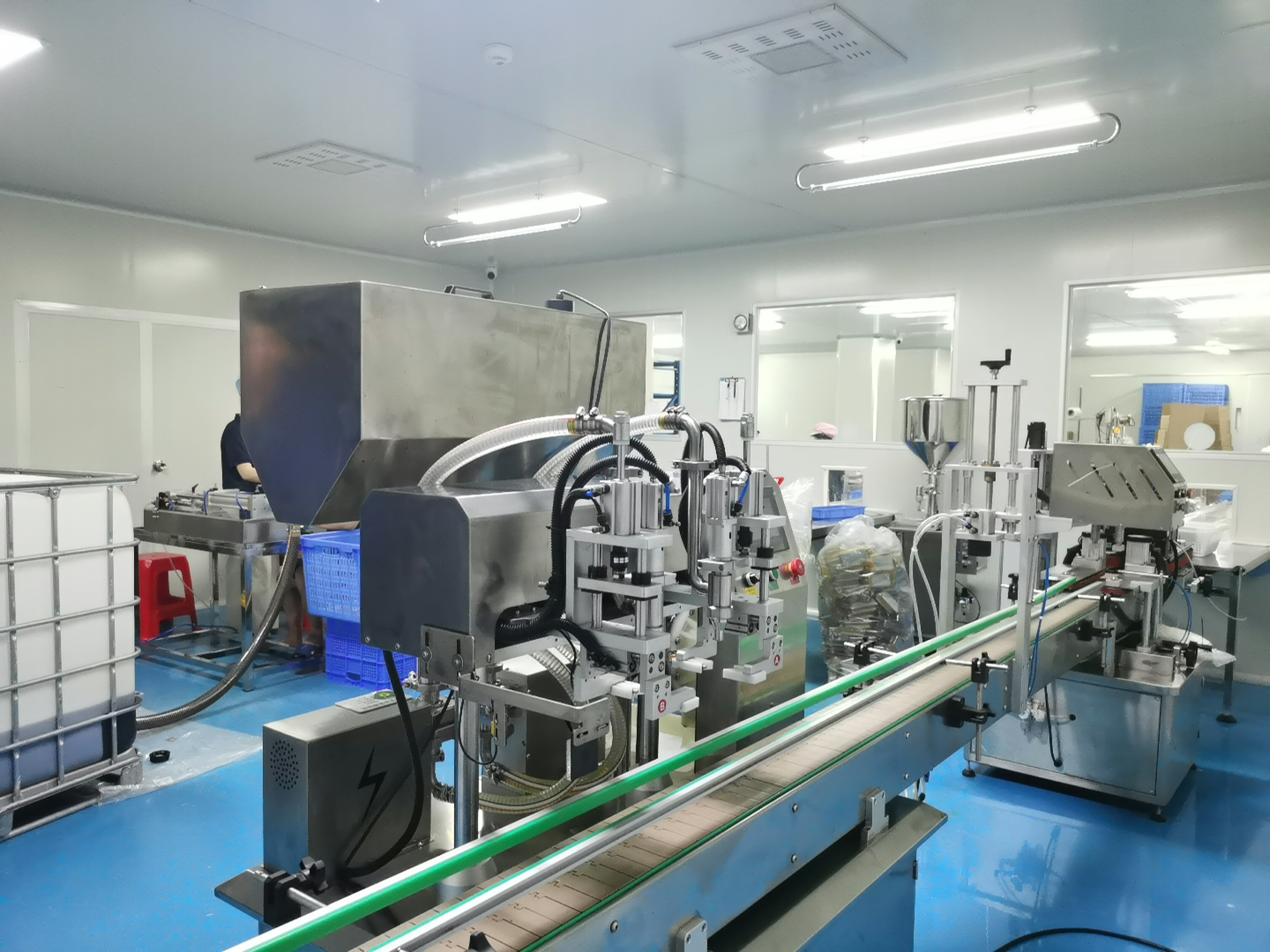 Multi-head filling and capping line